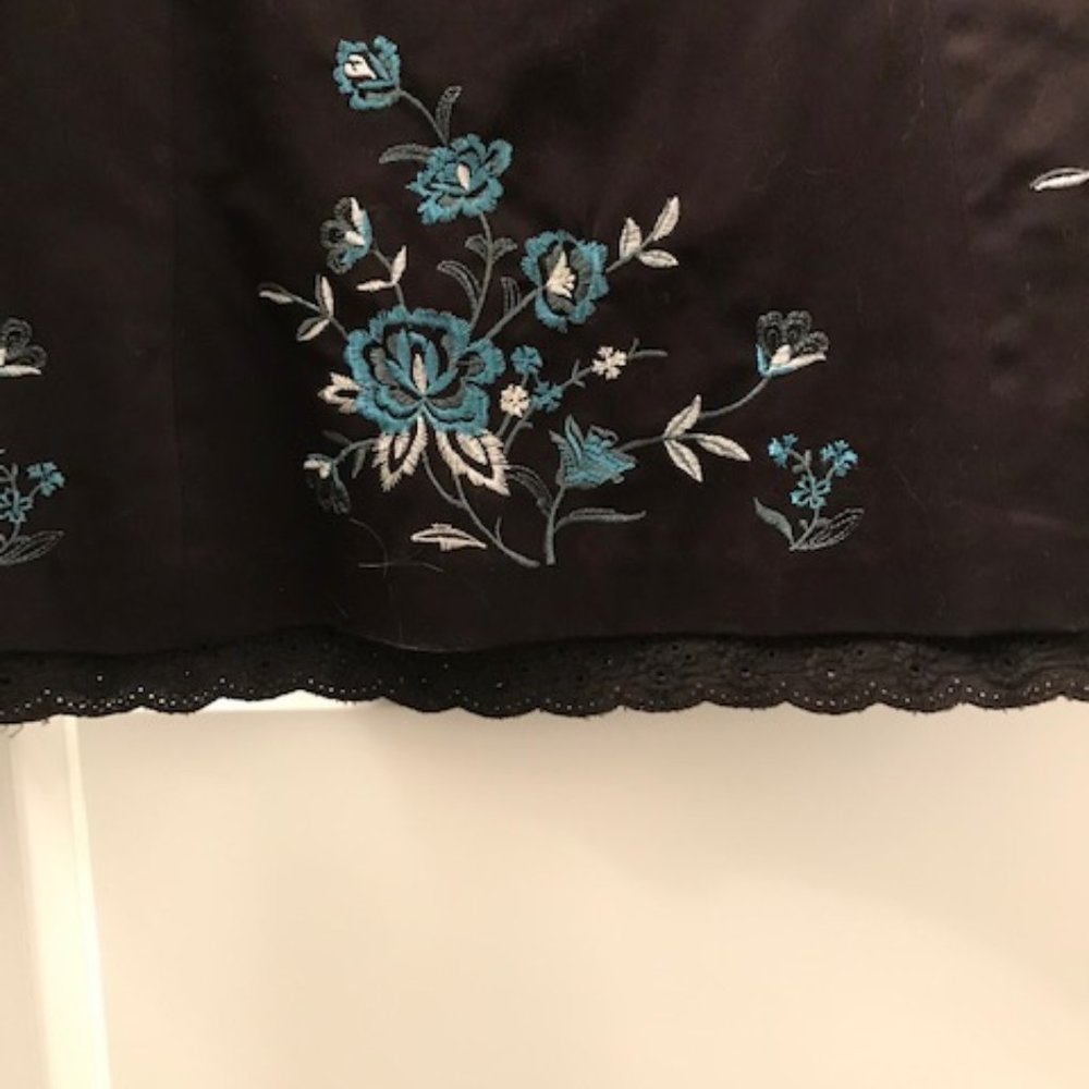 Embroidered Skirt with Peekaboo Lace Hem NWOT - Picture 11 of 11